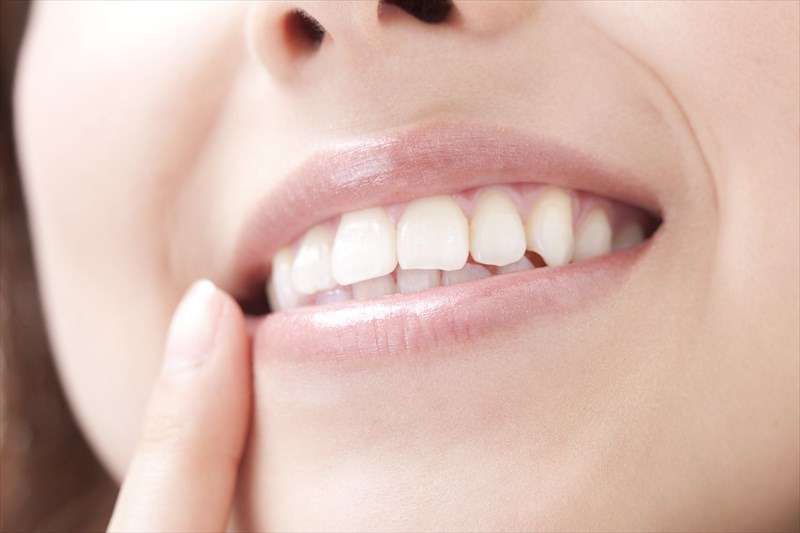正しいフロスの使い方：歯の健康を守るためのキー